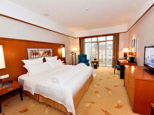 Uma televisão e/ou sistema de entretenimento em Pullman Zhangjiajie Hotel - Instagrammable