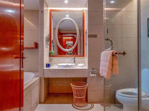 Uma casa de banho em Pullman Zhangjiajie Hotel - Instagrammable