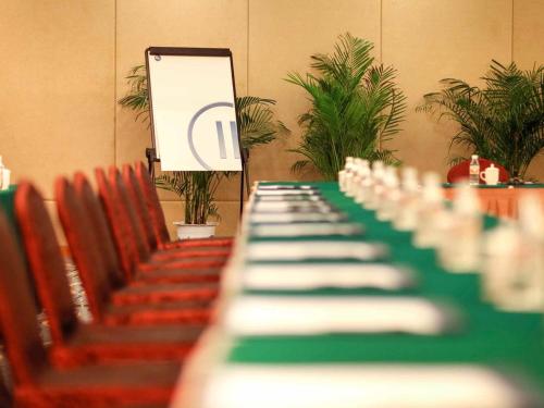 A área empresarial e/ ou a sala de conferências de Pullman Zhangjiajie Hotel - Instagrammable