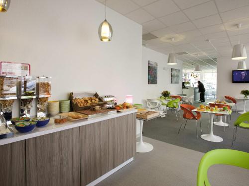 Un restaurante con un mostrador con comida. en ibis Styles Grenoble Centre Gare, en Grenoble