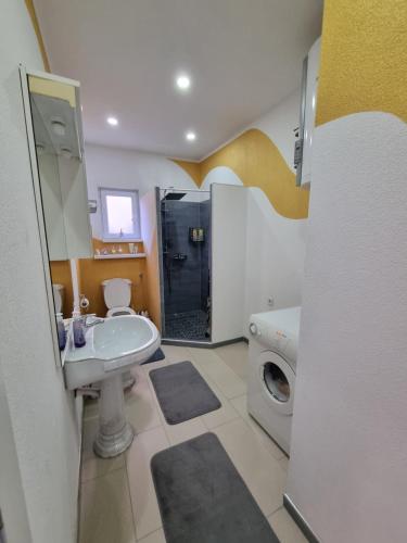 Un baño con lavabo, inodoro y ducha. en Sobe Kod Ćobe, en Matuzići