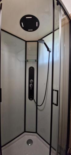 a shower in a boat with a showerigunigun at Casa Cool - Climatisation réversible et Nature in Virton