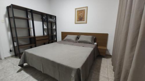 a bedroom with a large bed in a room at Casa no Centro de São Roque - SP in São Roque