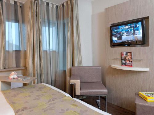 ibis Styles Melunにあるテレビまたはエンターテインメントセンター