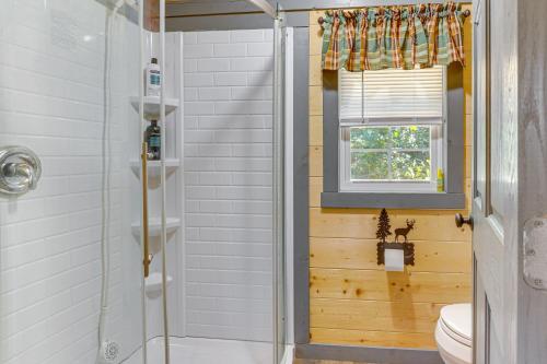 Ένα μπάνιο στο Charming Couples Cabin on 40 Acres in Zanesville