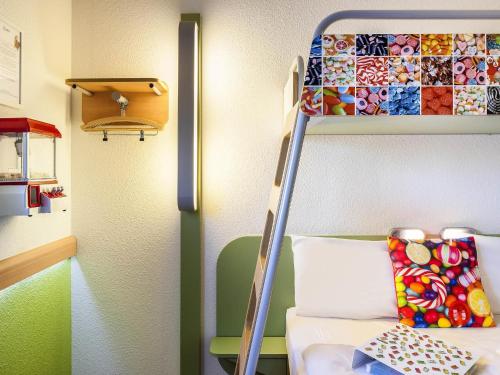 a bedroom with a bunk bed with a ladder at ibis budget Berlin Kurfürstendamm - neu renoviert in Berlin