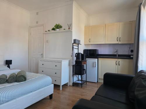 a living room with a bed and a kitchen at Studios & Ensuite Doubles - Central RG1 - Oracle - Station & Hospital in Reading