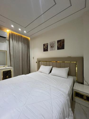 Ένα ή περισσότερα κρεβάτια σε δωμάτιο στο Evoke suites emerald