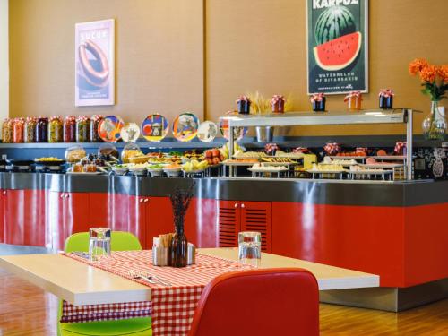 Makanan di atau berdekatan hotel