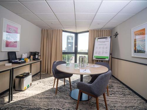 a meeting room with a table and two chairs at ibis Styles Tours Centre in Tours