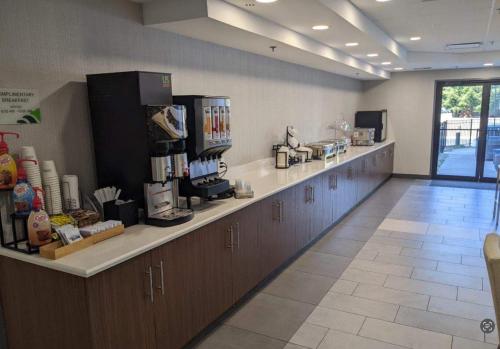 Příslušenství pro přípravu čaje a kávy v ubytování Wingate by Wyndham Parkersburg-Vienna