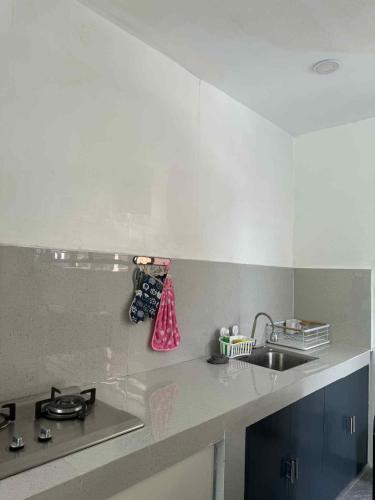 a kitchen with a sink and a counter top at La Casa Felice in Angeles