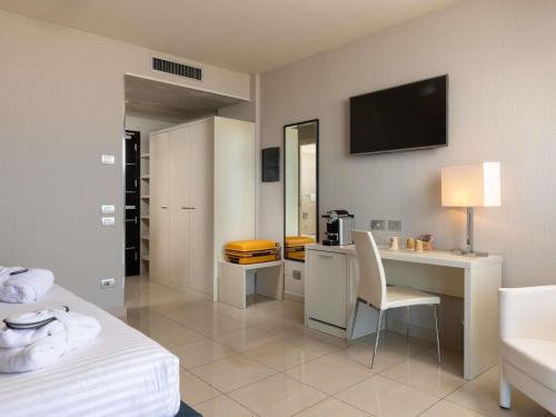 TV a/nebo společenská místnost v ubytování Mercure Hotel Rimini Artis