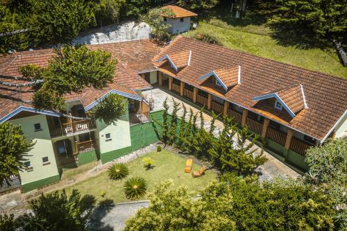 an aerial view of a house with a roof at VELINN Pousada Vila Floratta in Campos do Jordão