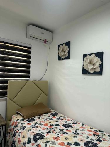 a bedroom with a bed with flowers on the wall at La Casa Felice in Angeles