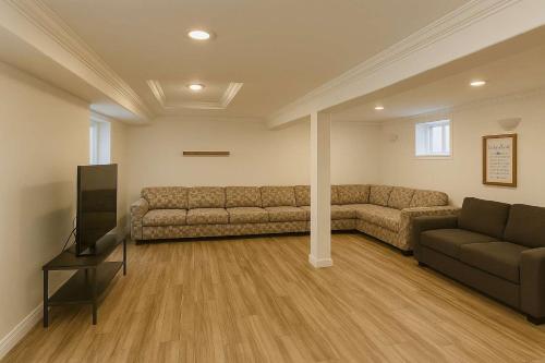 Χώρος καθιστικού στο Melrose Place Poolside Hideaway Basement Suite Sleeps 6 plus