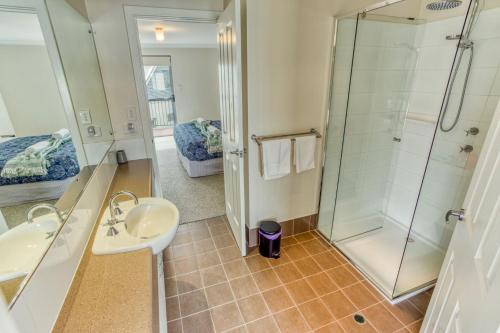 Koupelna v ubytování Escape to 57 at Cape View Resort