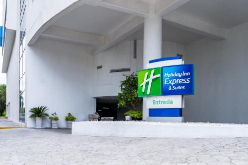 a sign in front of a building at Holiday Inn Express & Suites Puebla Angelopolis by IHG in Puebla