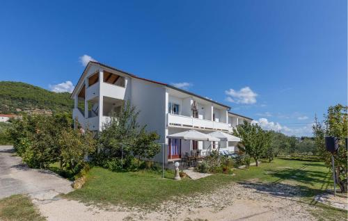 Beautiful Apartment In Banjol With Wifi