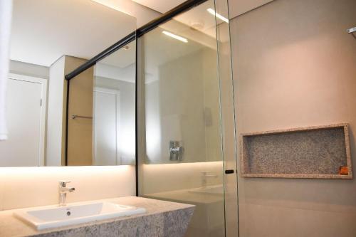 łazienka z umywalką i prysznicem w obiekcie Apartamento no Porto Alto Resort- Muro Alto w mieście Camela