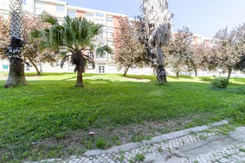 Artistic 2-bedroom apartment with courtyard