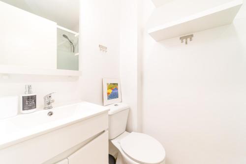 Koupelna v ubytování Artistic 2-bedroom apartment with courtyard