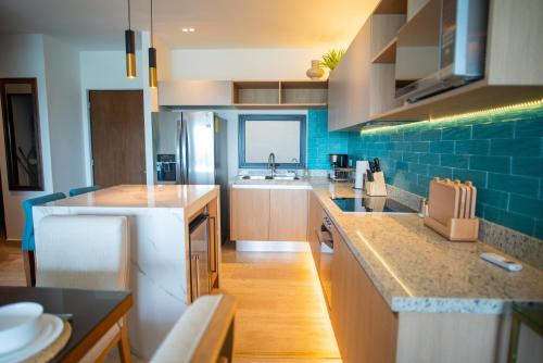 Η κουζίνα ή μικρή κουζίνα στο Yucalpeten Marina Coastal Elysium, breathtaking 2BR deluxe condo, stunning view