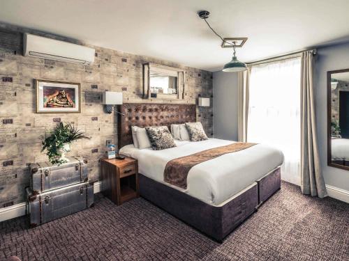 a bedroom with a large bed in a room at Mercure Nottingham City Centre Hotel in Nottingham