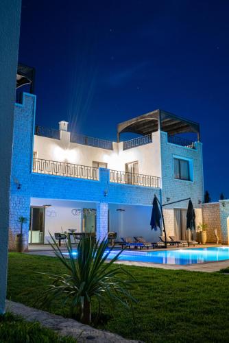 Πισίνα στο ή κοντά στο Cavanna Lodge Table d'hôtes Piscine & SPA Adults-Only