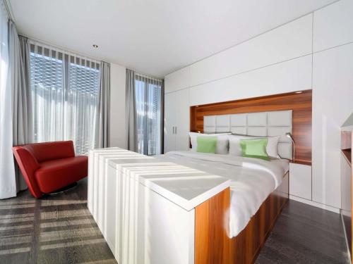 Una cama o camas en una habitación de ibis Styles Nagold-Schwarzwald