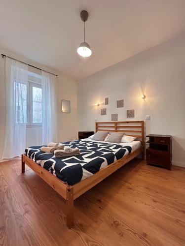 un dormitorio con una cama grande en una habitación en Cobalto 2 Quartos Parque Cidade Pet Friendly, en Aveiro