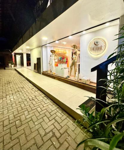 a store window with two mannequins in it at Pousada Maracabana Spa in Porto De Galinhas