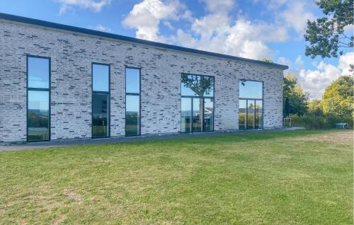 Zahrada ubytování Pet Friendly Home In Allingåbro With Sauna