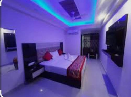 Una cama o camas en una habitación de Hotel Ronak Near Delhi Airport