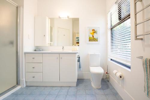 une salle de bain blanche avec un lavabo et des toilettes dans l'établissement Valley View, à Dardanup