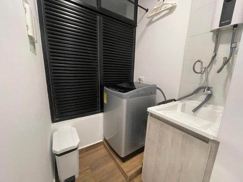 a bathroom with a sink and a toilet and a window at Amara 304- Amplio y comodo Apartamento en Laureles in Estación El Salto