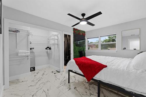 Ένα μπάνιο στο Luxury Orlando Vacation Home 4BR, With Pool And Big Backyard Near Disney