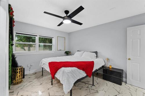 Ένα ή περισσότερα κρεβάτια σε δωμάτιο στο Luxury Orlando Vacation Home 4BR, With Pool And Big Backyard Near Disney