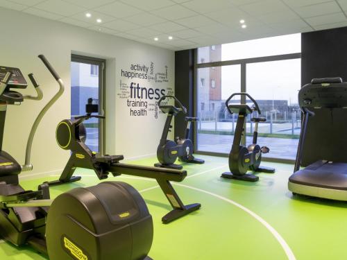 a gym with treadmills and elliptical machines at ibis Styles Zeebrugge in Zeebrugge