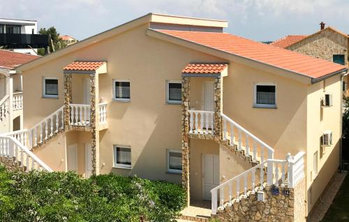 2 Bedroom Amazing Apartment In Vir