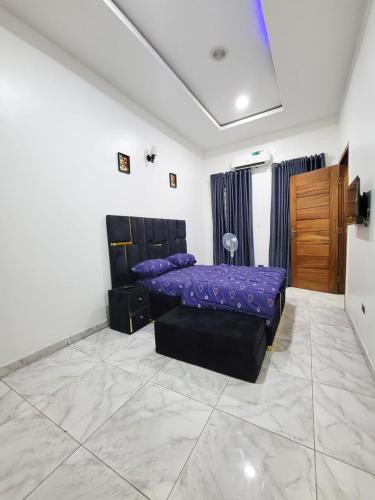 una camera da letto con un letto viola in una stanza di Lunar a Mama