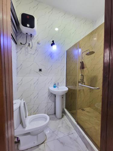 un bagno con WC, lavandino e doccia di Lunar a Mama
