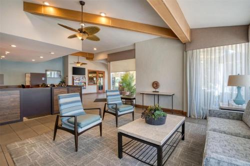 a living room with chairs and a couch at Best Western Seven Seas in San Diego
