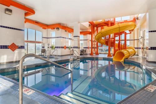 Kolam renang di atau dekat dengan Best Western Plus Service Inn & Suites