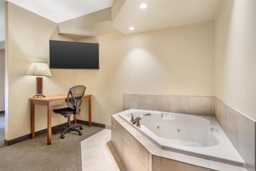 Televisyen dan/atau pusat hiburan di Best Western Plus Service Inn & Suites