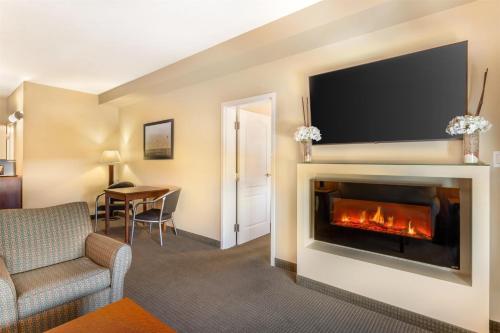 Televisyen dan/atau pusat hiburan di Best Western Plus Service Inn & Suites