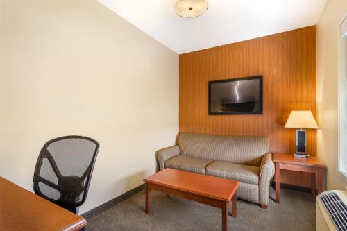 Televisyen dan/atau pusat hiburan di Best Western Plus Service Inn & Suites