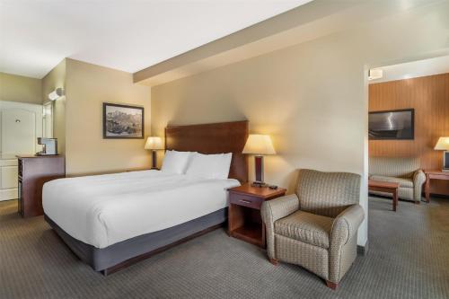 Katil atau katil-katil dalam bilik di Best Western Plus Service Inn & Suites
