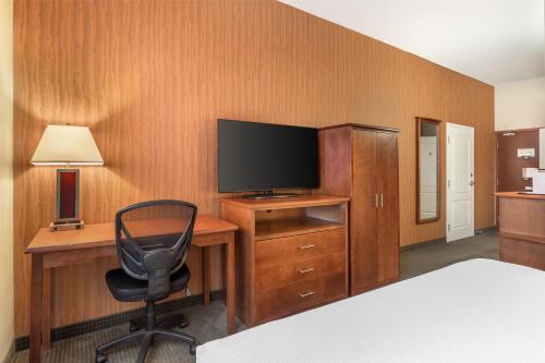 Televisyen dan/atau pusat hiburan di Best Western Plus Service Inn & Suites