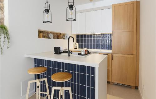 Una cocina o cocineta en Amazing Home In Pag With Wifi